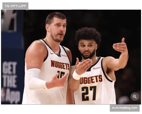 约基奇身背五犯时推人动作 被错判为对方犯规逃过罚下 约基奇身背五犯时推人动作 被错判为对方犯规逃过罚下